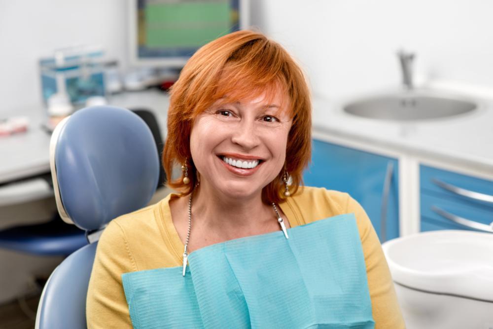 woman visiting a cosmetic dentist in brentwood tn