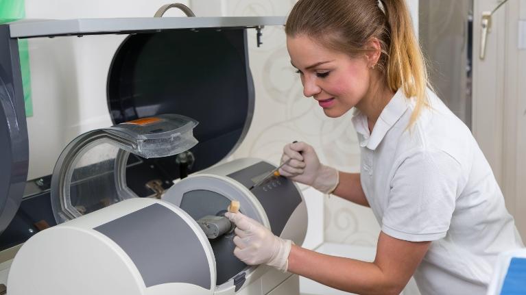 dentist making dental crowns in brentwood tn